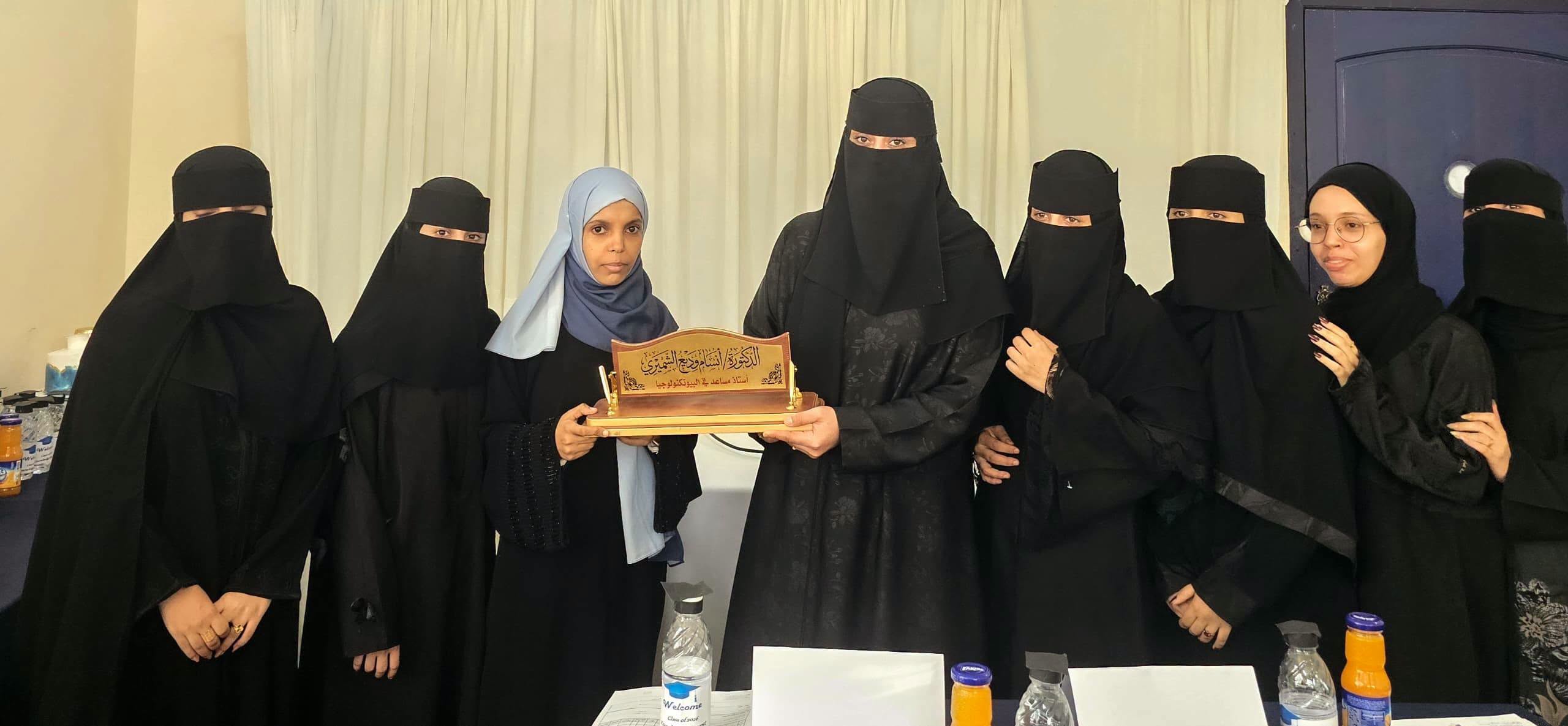 مناقشة بحث تخرج حول التخليق الحيوي لجسيمات الفضة النانوية بقسم المختبرات الطبية