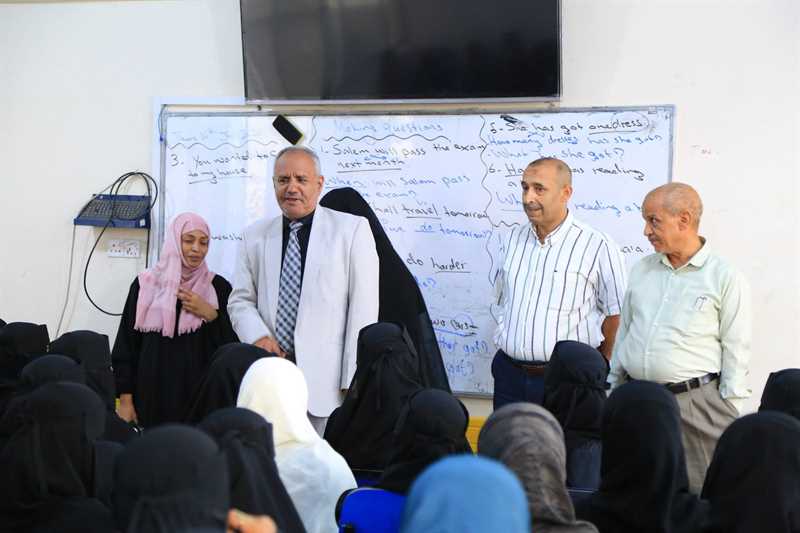 رئيس الجامعة ومدير مكتب التربية يتفقدان المشاركين في الملتقى التعليمي لطلبة الثالث الثانوي بتعز
