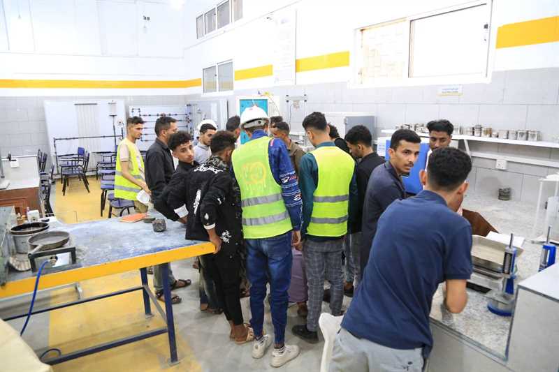 زيارة علمية لطلاب المعهد التقني الصناعي بتعز إلى معامل كلية الهندسة بجامعة الجند
