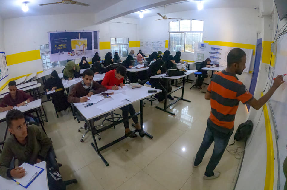 لأنشطة الطلابية يدشن دورة 《الرسم والكاريكاتير》.. ضمن برنامج تنمية المواهب في الجامعة