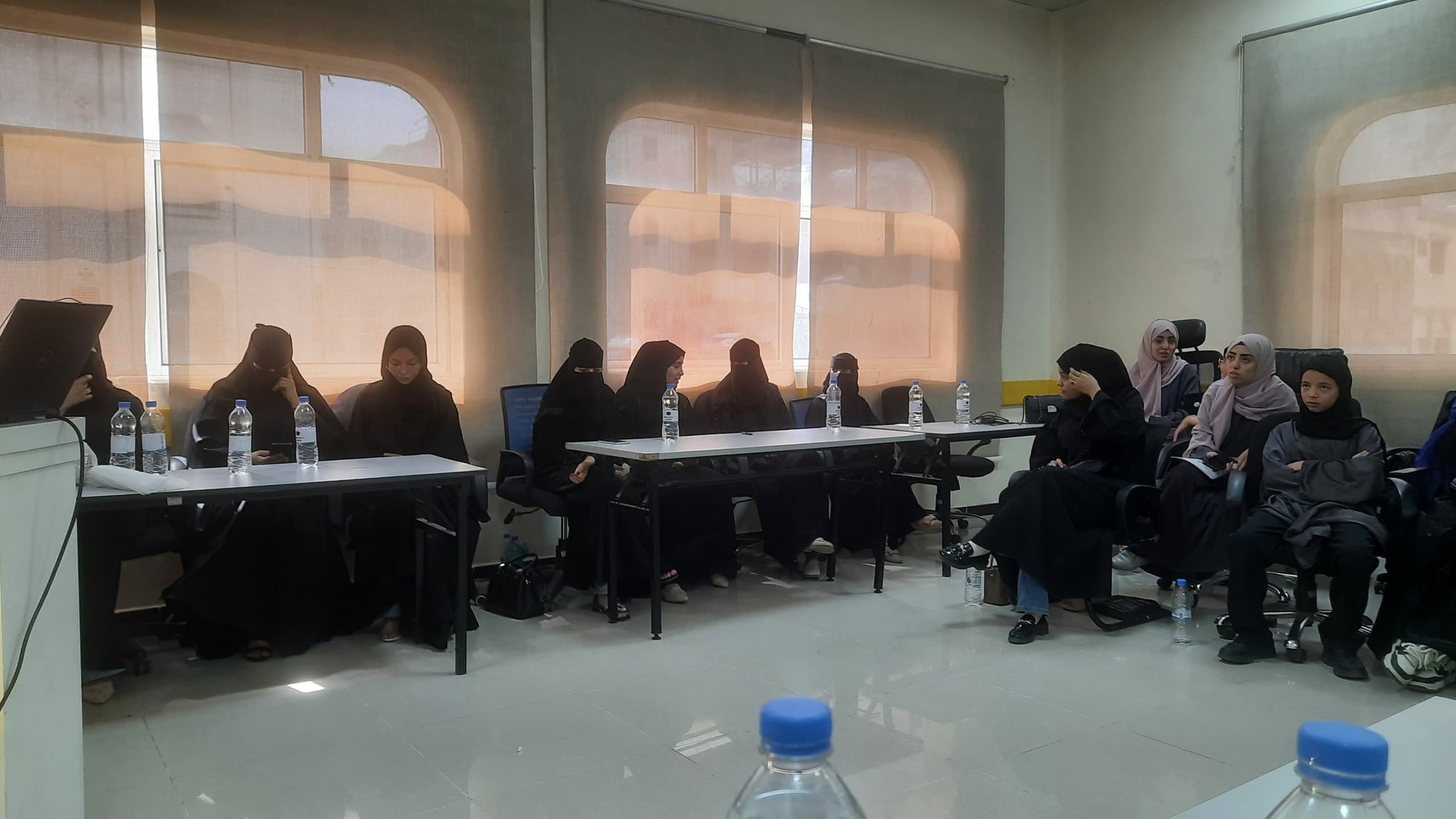 طلاب اللغة الإنجليزية والترجمة  يناقشون أبحاث تخرج حول الترجمة الأيديولوجية والسمعية البصرية